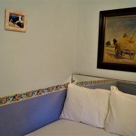 Windows Open, A Star Hanging Over Its Roof. Holiday home Ormos (Thessaloniki)